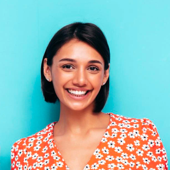 Lepa crnokosa devojka